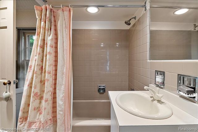341 Westwood Drive, Bloomfield Hills, MI 48301