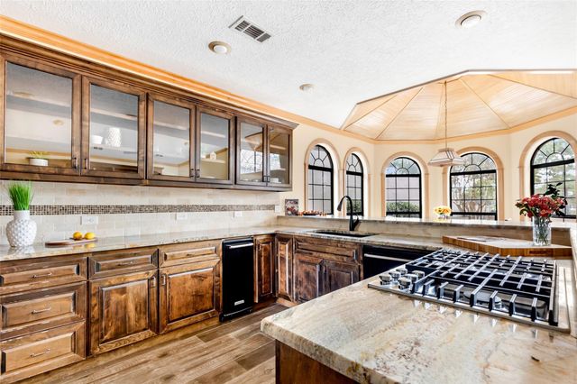 16 Kingwood Villas Court, Kingwood, TX 77339