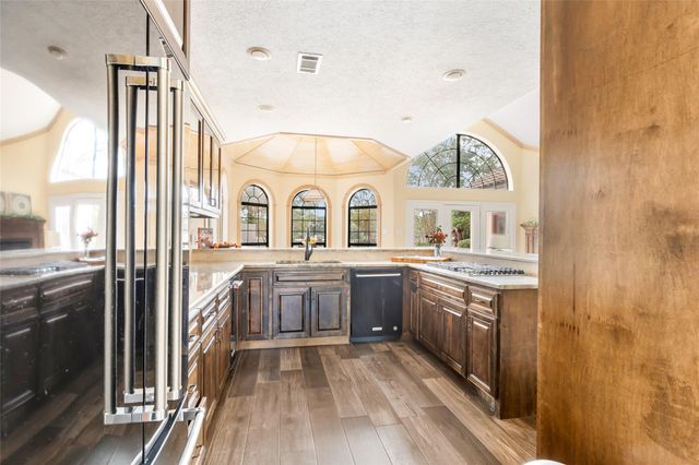 16 Kingwood Villas Court, Kingwood, TX 77339