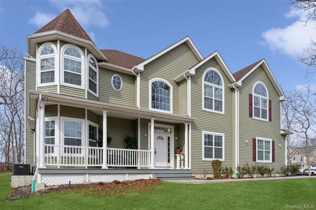 16 Gateway Court, Hampton Bays, NY 11946