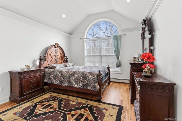 16 Gateway Court, Hampton Bays, NY 11946