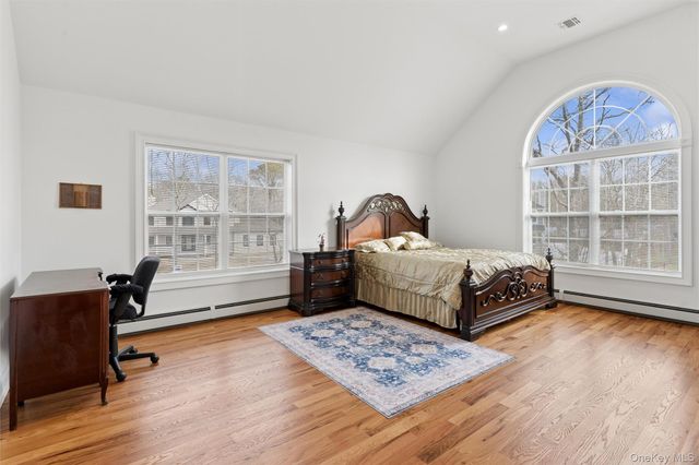 16 Gateway Court, Hampton Bays, NY 11946