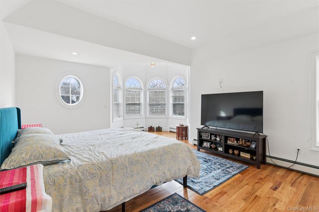 16 Gateway Court, Hampton Bays, NY 11946