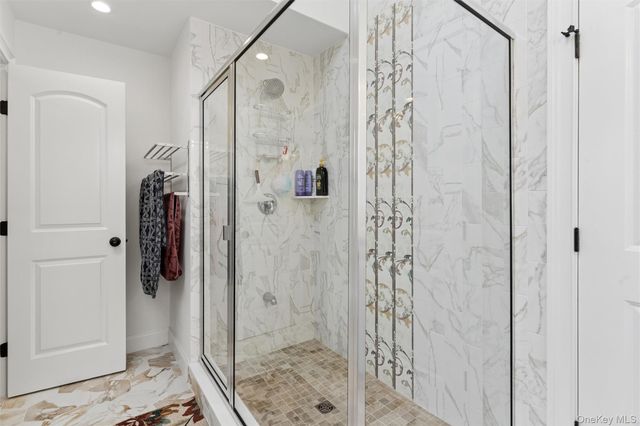 16 Gateway Court, Hampton Bays, NY 11946