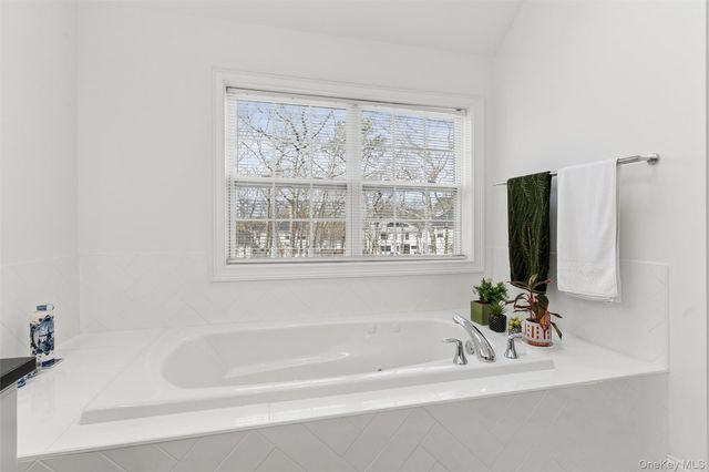 16 Gateway Court, Hampton Bays, NY 11946