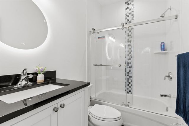 16 Gateway Court, Hampton Bays, NY 11946