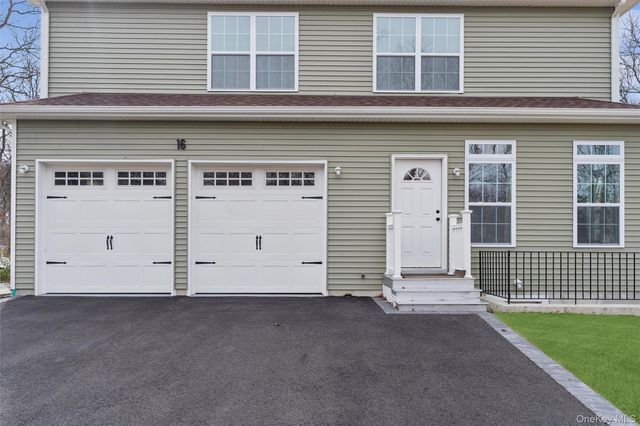 16 Gateway Court, Hampton Bays, NY 11946