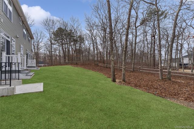 16 Gateway Court, Hampton Bays, NY 11946