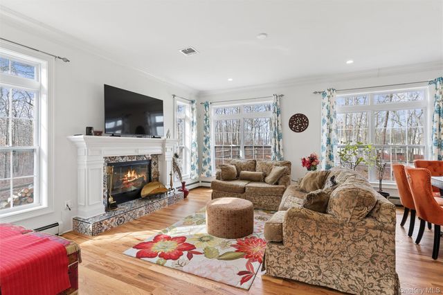 16 Gateway Court, Hampton Bays, NY 11946