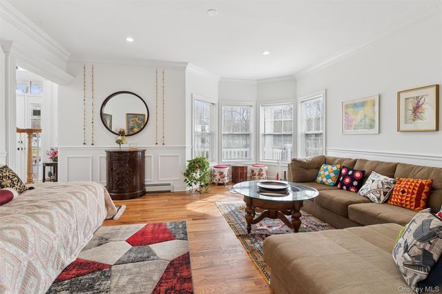 16 Gateway Court, Hampton Bays, NY 11946