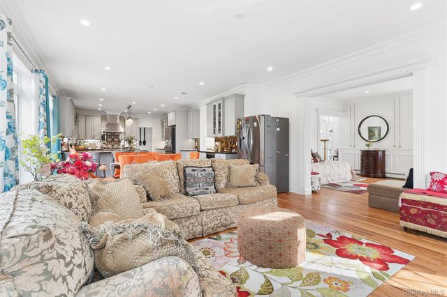 16 Gateway Court, Hampton Bays, NY 11946