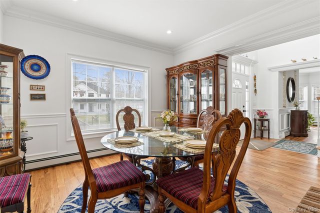 16 Gateway Court, Hampton Bays, NY 11946