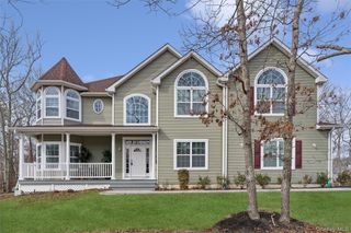 16 Gateway Court, Hampton Bays, NY 11946