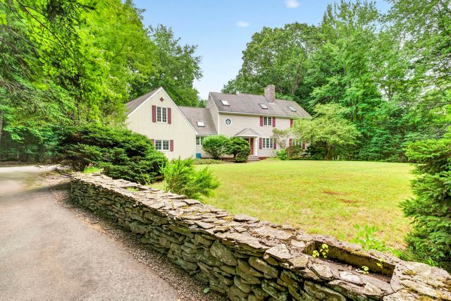 62 Hearthside Circle, Bedford, NH 03110