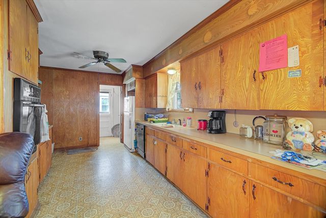 225 Palm Lane, Lake Jackson, TX 77566