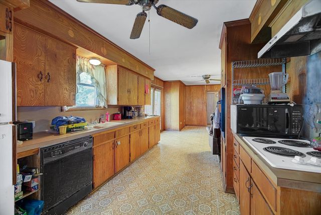 225 Palm Lane, Lake Jackson, TX 77566