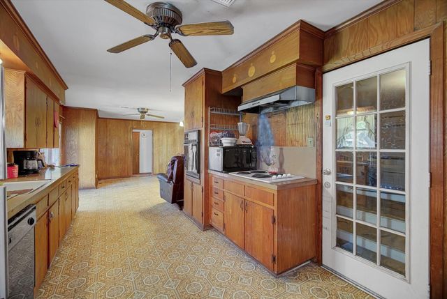 225 Palm Lane, Lake Jackson, TX 77566