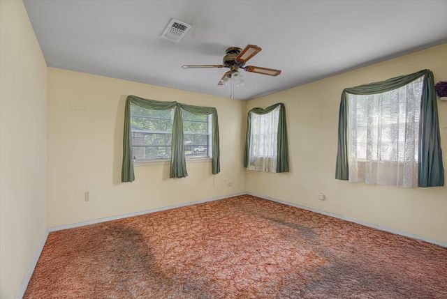 225 Palm Lane, Lake Jackson, TX 77566