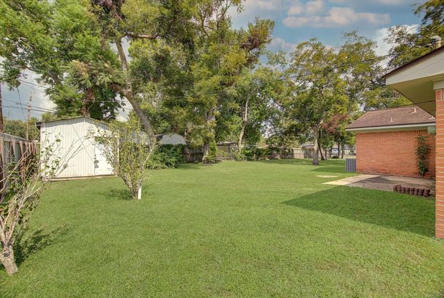 225 Palm Lane, Lake Jackson, TX 77566