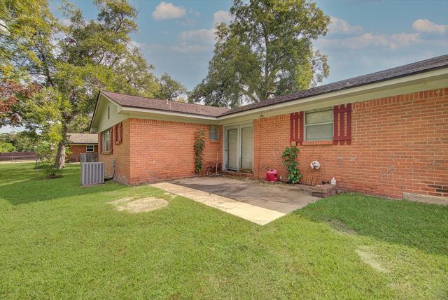 225 Palm Lane, Lake Jackson, TX 77566