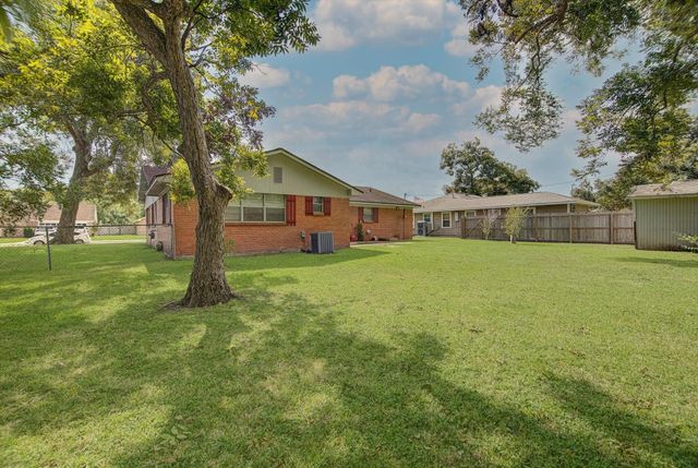 225 Palm Lane, Lake Jackson, TX 77566