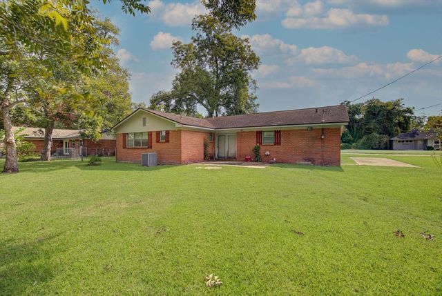 225 Palm Lane, Lake Jackson, TX 77566