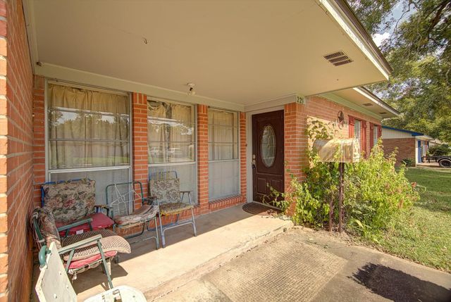 225 Palm Lane, Lake Jackson, TX 77566