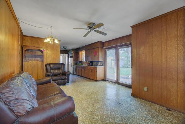 225 Palm Lane, Lake Jackson, TX 77566