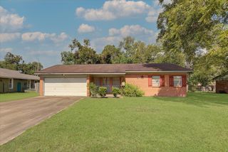 225 Palm Lane, Lake Jackson, TX 77566