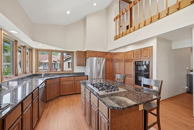 534 Whispering Pines Road, Lindenhurst, IL 60046