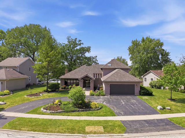 534 Whispering Pines Road, Lindenhurst, IL 60046