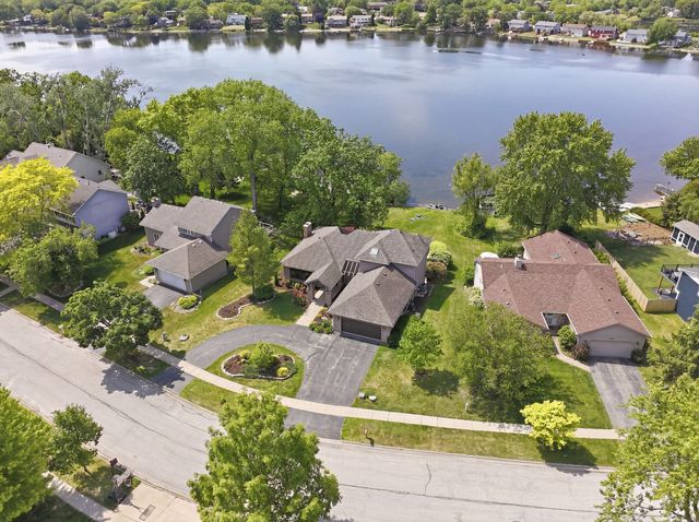 534 Whispering Pines Road, Lindenhurst, IL 60046