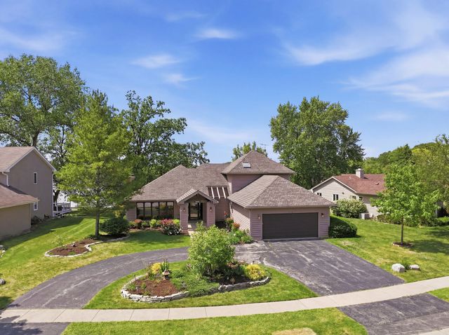 534 Whispering Pines Road, Lindenhurst, IL 60046
