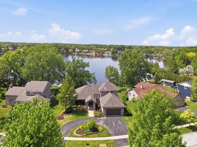 534 Whispering Pines Road, Lindenhurst, IL 60046