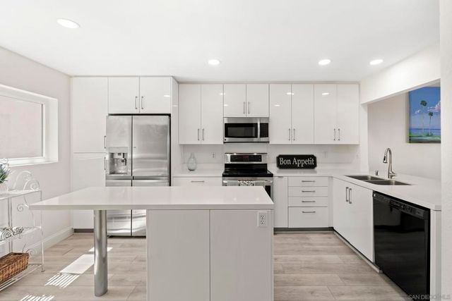 6567 Caminito Catalan, La Jolla, CA 92037