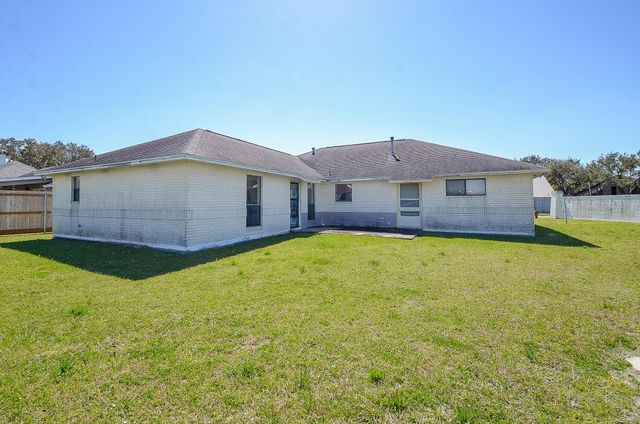512 Town And Country Drive, El Campo, TX 77437
