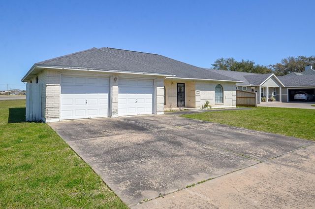 512 Town And Country Drive, El Campo, TX 77437