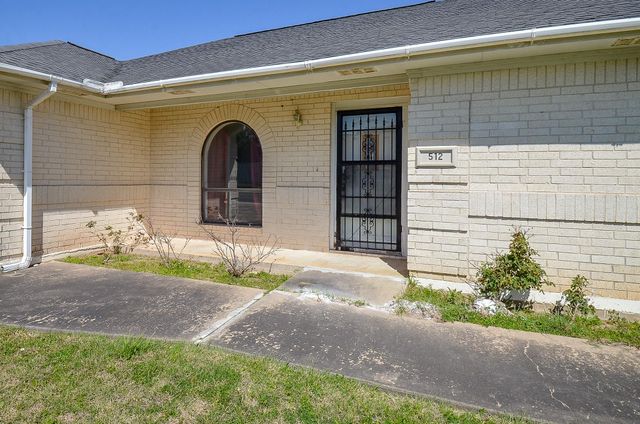 512 Town And Country Drive, El Campo, TX 77437
