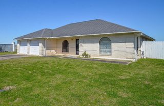 512 Town And Country Drive, El Campo, TX 77437