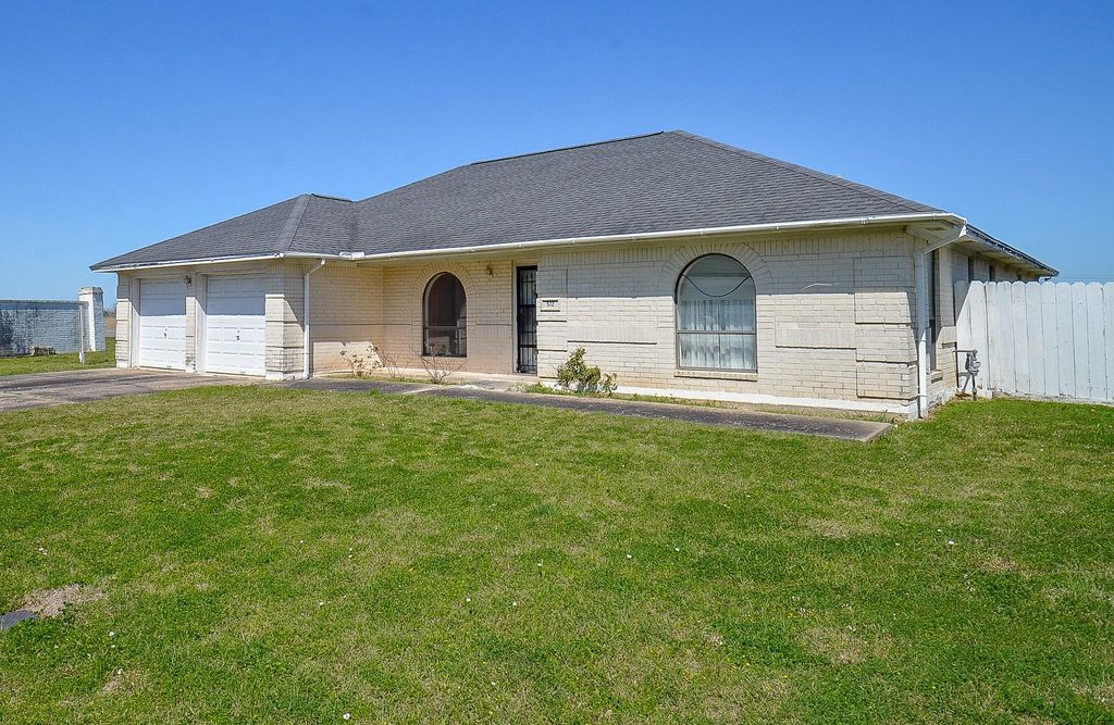 512 Town And Country Drive, El Campo, TX 77437