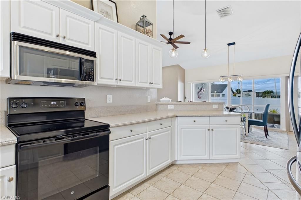 Image 21 of property listing at 2658 SW 31st LN, Cape Coral, FL 33914