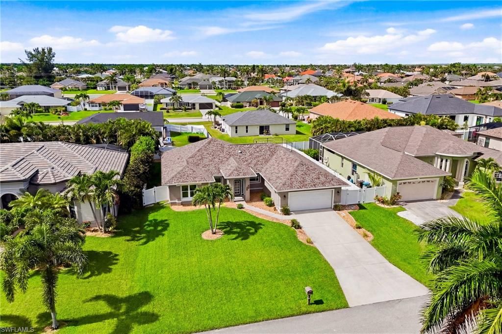 Image 3 of property listing at 2658 SW 31st LN, Cape Coral, FL 33914