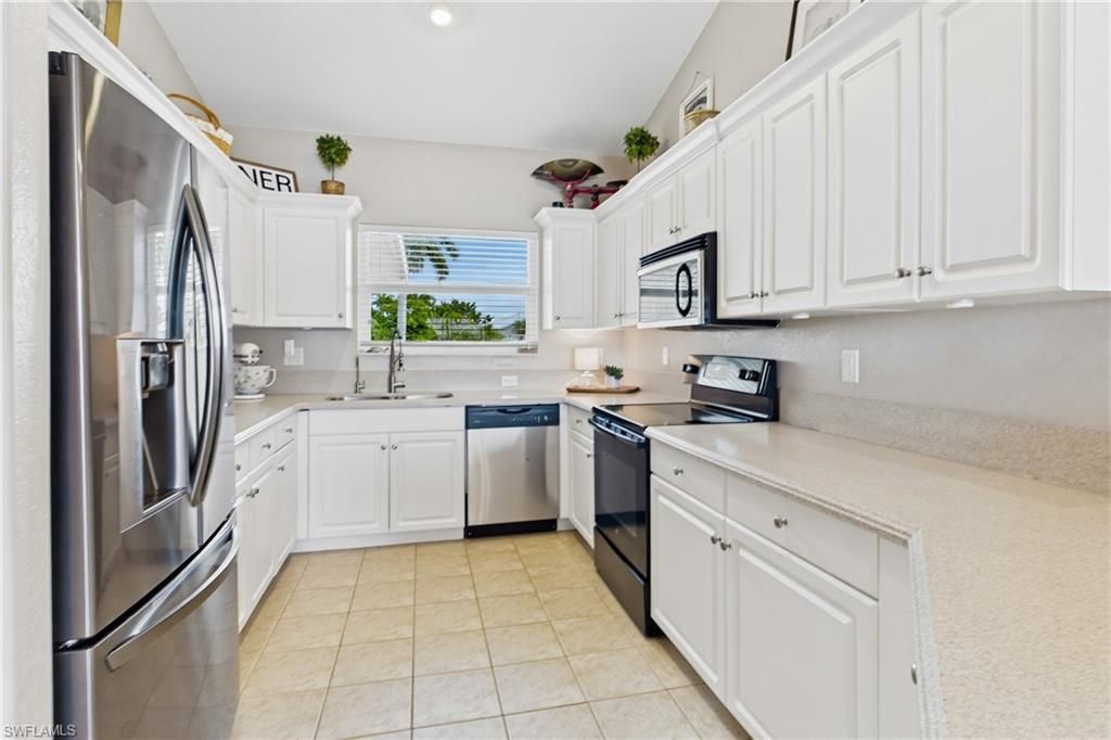 Image 9 of property listing at 2658 SW 31st LN, Cape Coral, FL 33914