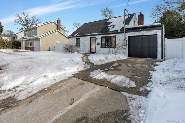 35 Kenwood Avenue, Massapequa, NY 11758