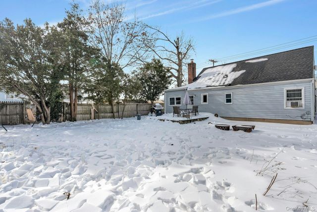 35 Kenwood Avenue, Massapequa, NY 11758