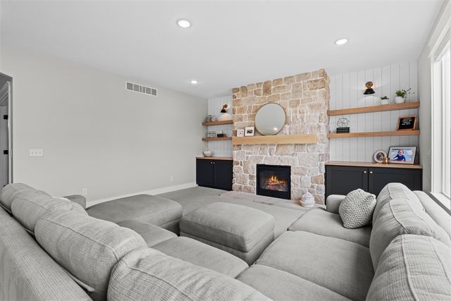 5584 Stonebridge Drive, Grandville, MI 49418