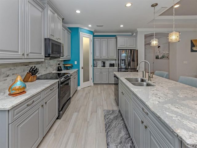 195 MARAVIYA BOULEVARD, Nokomis, FL 34275