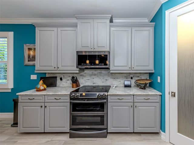 195 MARAVIYA BOULEVARD, Nokomis, FL 34275