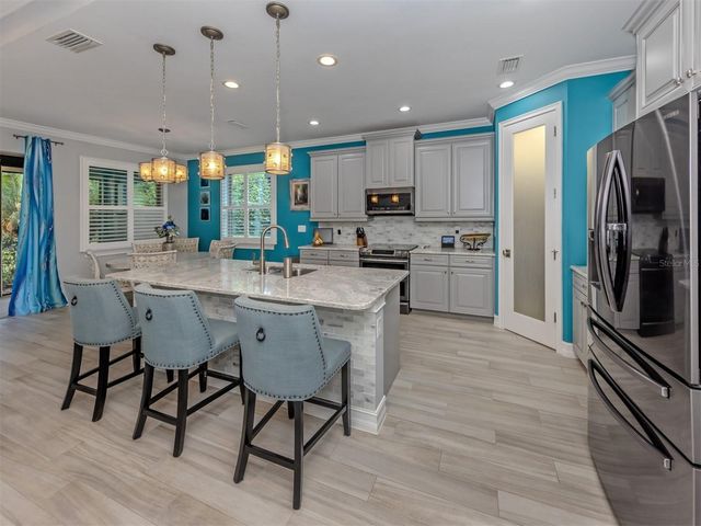 195 MARAVIYA BOULEVARD, Nokomis, FL 34275