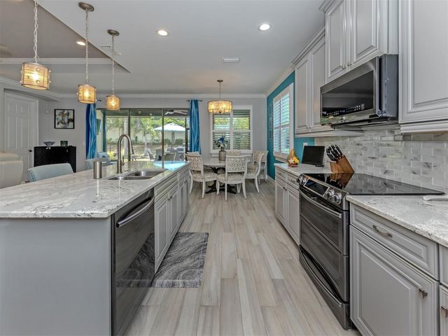 195 MARAVIYA BOULEVARD, Nokomis, FL 34275